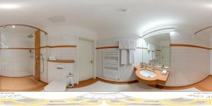 ein Badezimmer mit Waschbecken, Dusche und Toilette in der Unterkunft ART HOTEL HOUSE ONE in Baden-Baden + 37 Fotos