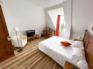 Ένα ή περισσότερα κρεβάτια σε δωμάτιο στο Hotel Restaurant Spa du Tumulus Carnac +41 φωτογραφίες