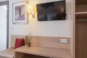 TV a/nebo společenská místnost v ubytování Garner Hotel Hamburg - Wandsbek Marktplatz by IHG