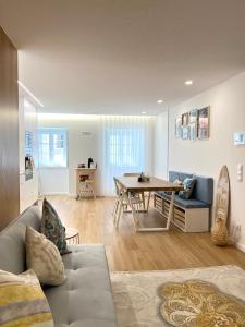 una sala de estar con un sofá y una mesa en Viamar, en Viana do Castelo