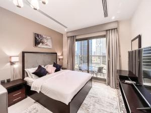 TV a/nebo společenská místnost v ubytování Luton Vacation Homes - Elite Residence Downtown, Dubai