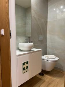 un baño con lavabo e inodoro en Viamar, en Viana do Castelo 29 fotos más