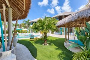 a resort with a swimming pool and a resort with grass at Villa Palapa Samui in Bophut 