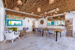 a dining room with a table and chairs at Villa Palapa Samui in Bophut 