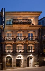 - un bâtiment avec des balcons sur le côté dans l'établissement Hotel Puerta Gamboa, à Vigo