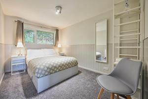 a bedroom with a bed and a desk and a chair at Host & Stay - Robin's Nest in Gunnislake +10 photos