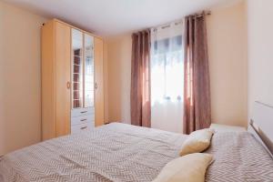 Un dormitorio con una cama y una cómoda y una ventana. en Family apartment, en Adeje 19 fotos más