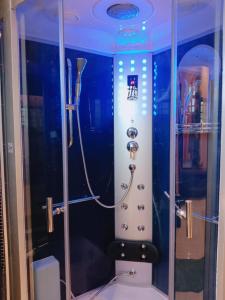 un bagno con doccia e WC di Comfortable Private Swimming Pool Homestay Melaka 20 Pax 5R3B a Malacca