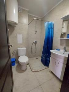 Un baño con inodoro, ducha y lavabo. en Rumi place, en Varna
