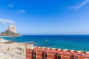 widok na plażę z budynkiem i ocean w obiekcie Inftour Amatista 9 Apartamento w mieście Calpe