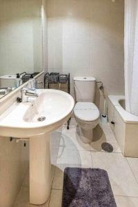 Łazienka w obiekcie Inftour Amatista 9 Apartamento