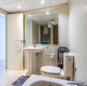 Łazienka w obiekcie Inftour Amatista 9 Apartamento