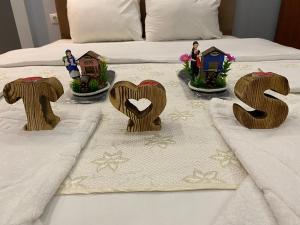 einen Tisch mit Holznummern und Häuser auf einem Bett in der Unterkunft SÜMELA HOLİDAY HOTEL in Macka