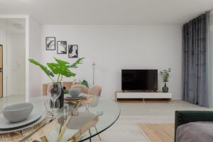 Televízia a/alebo spoločenská miestnosť v ubytovaní Cozy Studio Żupnicza Soho Factory by Noclegi Renters
