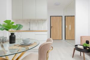 Kuchyňa alebo kuchynka v ubytovaní Cozy Studio Żupnicza Soho Factory by Noclegi Renters