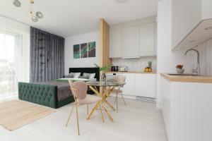 Kuchyňa alebo kuchynka v ubytovaní Cozy Studio Żupnicza Soho Factory by Noclegi Renters