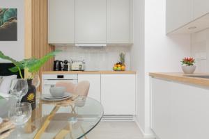Kuchyňa alebo kuchynka v ubytovaní Cozy Studio Żupnicza Soho Factory by Noclegi Renters