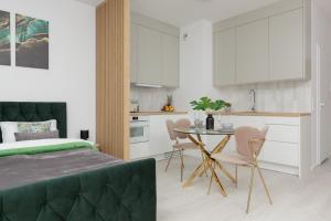 Kuchyňa alebo kuchynka v ubytovaní Cozy Studio Żupnicza Soho Factory by Noclegi Renters