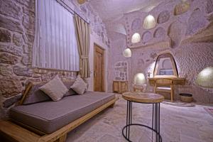 Postel nebo postele na pokoji v ubytování Kappadoks Cave Hotel