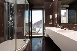 y baño con 2 lavabos y ducha. en OREA Hotel Arigone Olomouc, en Olomouc