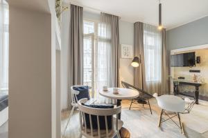 ein kleines Wohnzimmer mit Tisch und Stühlen in der Unterkunft acora City Apart Living the City - Apartments in Hamburg