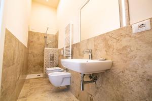 A bathroom at Migliori Olive Ascolane beds