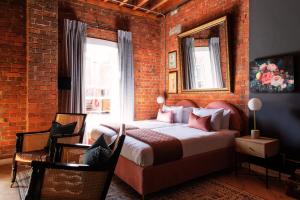 Voodi või voodid majutusasutuse Old Foundry Hotel by Ideas Cartel toas