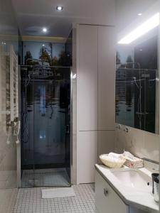 W łazience znajduje się prysznic i umywalka. w obiekcie Softly Residence w Bydgoszczy