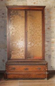 a wooden cabinet sitting on top of a floor at Ospitalità diffusa Jungi Mundu in Camini