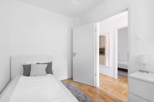 Posteľ alebo postele v izbe v ubytovaní Cozy 3-bedroom Apartment in the Heart of Budapest