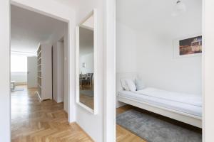 Posteľ alebo postele v izbe v ubytovaní Cozy 3-bedroom Apartment in the Heart of Budapest