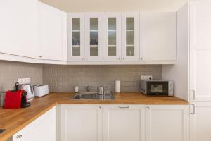 Kuchyňa alebo kuchynka v ubytovaní Cozy 3-bedroom Apartment in the Heart of Budapest