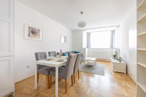 Posedenie v ubytovaní Cozy 3-bedroom Apartment in the Heart of Budapest + 17 fotografií