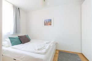 Posteľ alebo postele v izbe v ubytovaní Cozy 3-bedroom Apartment in the Heart of Budapest