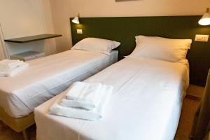 A bed or beds in a room at Migliori Olive Ascolane beds