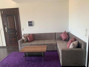 sala de estar con sofá y mesa de centro en Luxus Apartments, en Kelibia