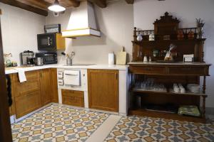 eine Küche mit Holzschränken und einem Herdofen in der Unterkunft Casa Bécquer in Noviercas