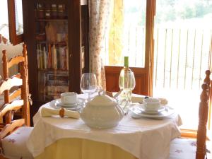 een tafel met een theepot en glazen erop bij Ecohotel El Descansillo 