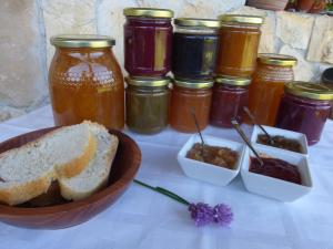 una mesa con tarros de mermelada y pan en Hostal El Descansillo, 