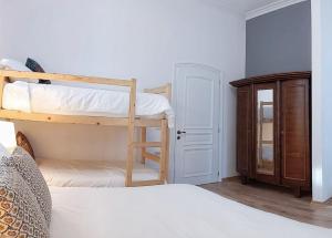 1 dormitorio con 2 literas y armario en Seven cafe & hotel, en Pogradec