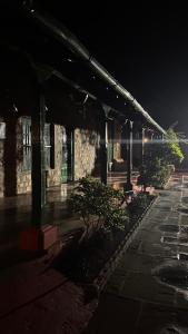 ビムタルにあるHilltop Manorの夜間の空き駐車場 +5枚の写真