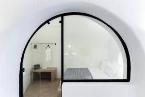 Letto o letti in una camera di Acave Santorini Suites