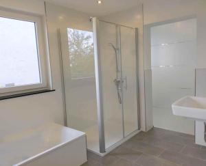 bagno con doccia e lavandino di Cozy & Modern 4 Room Flat near Hanau a Gedern