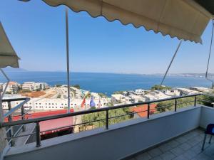 een balkon met uitzicht op de oceaan bij Hotel Ble Ble Vlore in Vlorë