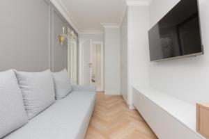 Telewizja i/lub zestaw kina domowego w obiekcie Moderna Central Luxury Apartment with Parking in Gdynia by Noclegi Renters