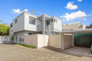 una casa blanca con una valla delante en 134 North Perth Nest For 4 Parking en Perth