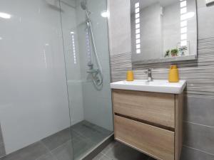 Kupatilo u objektu Cozy One-Bedroom Apartment at Ljubovic Park