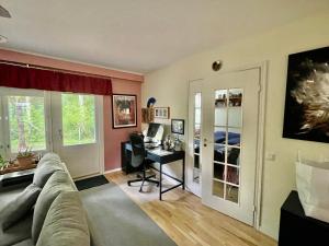 Μια τηλεόραση ή/και κέντρο ψυχαγωγίας στο Cozy apartment with sauna & terrace +5 φωτογραφίες