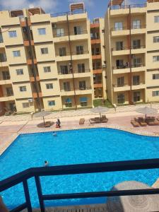 The swimming pool at or close to شاليهات للعائلات بمنتجع ريتال فيو الساحل الشمالى