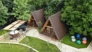 an overhead view of a house with a garden at Valea cu Dor Verde in Pîrscov